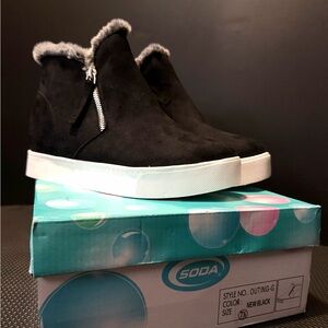 Soda Women's Black Causal Shoes with Faux Fur Trim